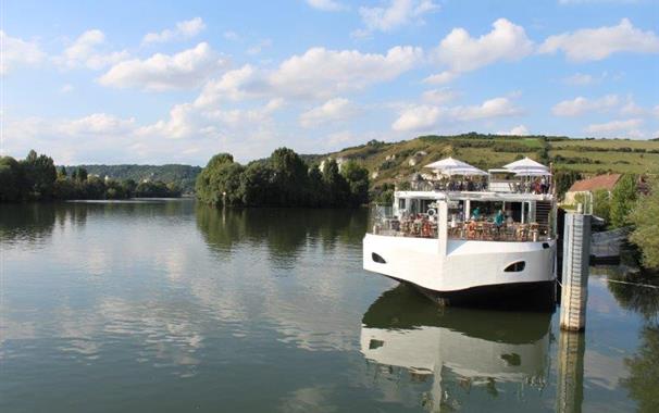 Tour en bateau  - Chateau de Bouafles
