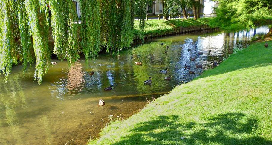 Evreux proche du Camping Château de Bouafles, camping 4 étoiles, location emplacement camping caravaning, mobil home, vente mobil home neufs et occasion proche de Rouen, camping bord de Seine dans l'Eure en Haute Normandie