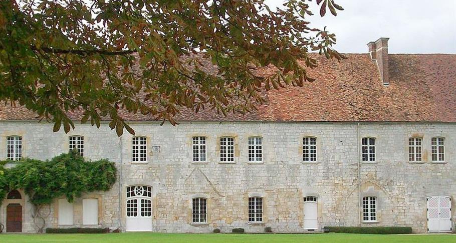 Abbaye Bonport proche du Camping Château de Bouafles, camping 4 étoiles, location emplacement camping caravaning, mobil home, vente mobil home neufs et occasion proche de Rouen, camping bord de Seine dans l'Eure en Haute Normandie